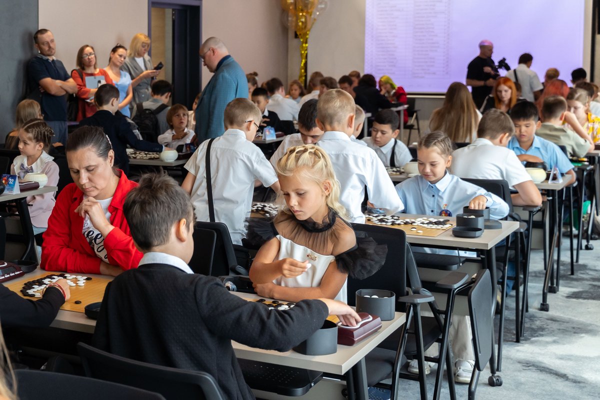 В Хабаровске подвели итоги III Кубка Генконсульства Китая по вэйци.
Главный трофей соревнований завоевал Тимур Санкин (Москва), серебро у Саввы Мезина (Москва), бронза досталась Игорю Немлию (Казань).