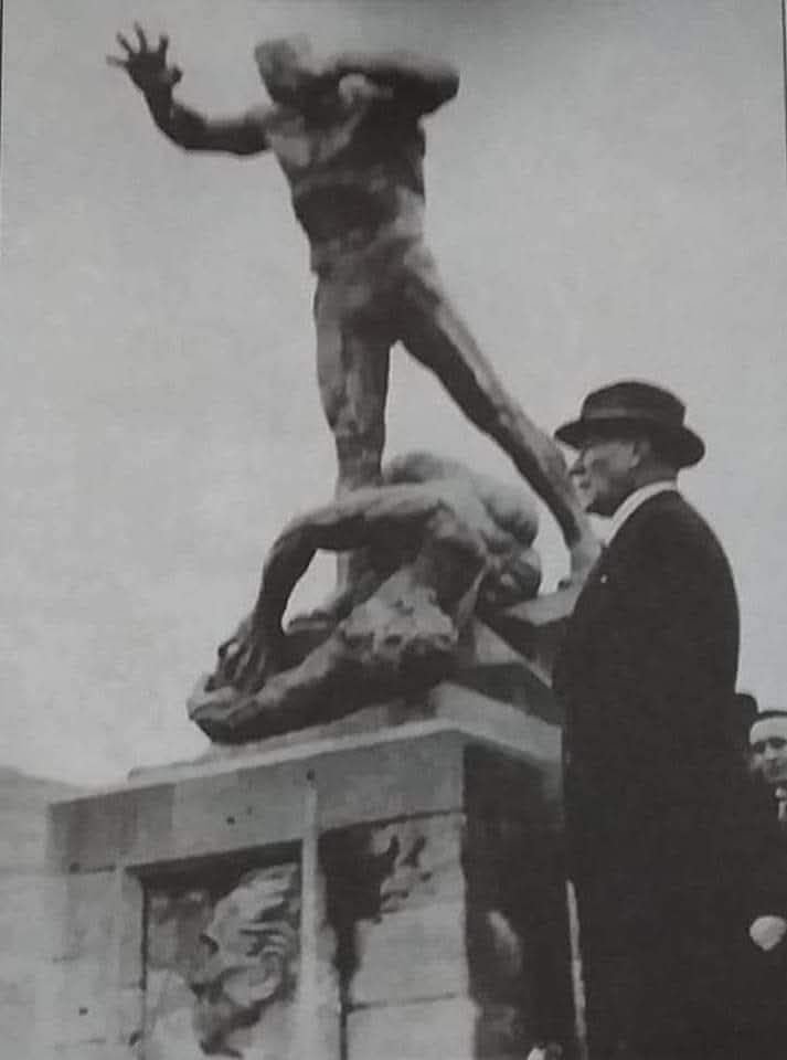 ''Afyonu kurtaran Dalyaprağın put'u resimde ''

27 AĞUSTOS 1922, AFYON'UN KURTULUŞU
Dün 26 Ağustos'ta Afyon Kocatepe dağlarında
İngiliz general
Towshend'le seyrü sefer yapan M.kemal
Bugün 27 Ağustos'ta
Afyonun kurtuluşunu sağlamış.
(yersen)
İllerin kurtuluş tarihi olarak