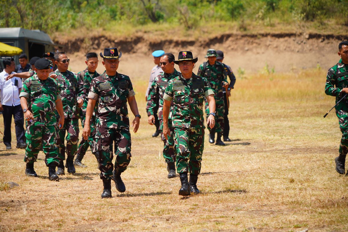 Kodam9Udayana's tweet photo. Sinergi TNI dan Forkopimda Bali Warnai Penutupan Latihan Menembak Ranpur Denkav 4/SP di Buleleng
#TNIAD #KodamIXUdayana #Denkav4SP #LatihanMenembak #AlutsistaTNI #NKRI #PendamIXUdy #Buleleng #TNIProfesional #Kavaleri #TNIPRIMA #TNIADPrima #TNIADbekerjadenganhati https://t.co/MkbleK7Jym