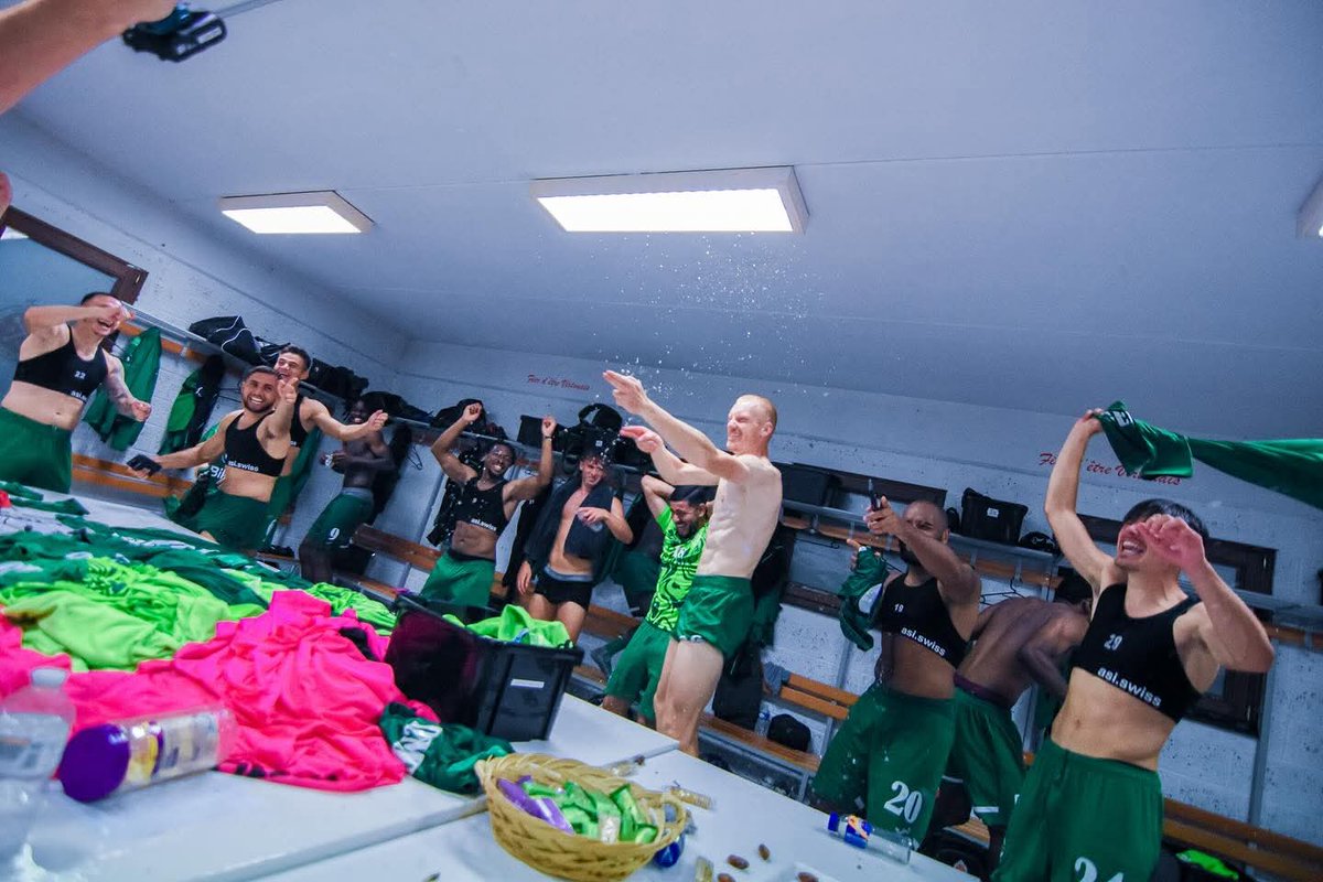 excelsiorvirton's tweet photo. [INSIDE]

Quelques clichés de joie dans le vestiaire après la victoire ! 💚⚽

📸 Rendez-vous demain pour découvrir toutes les photos du match.

#REV #Virton #D1ACFF #Inside #Victoire #TeamSpirit #VertEtBlanc https://t.co/2eD60CLO4N