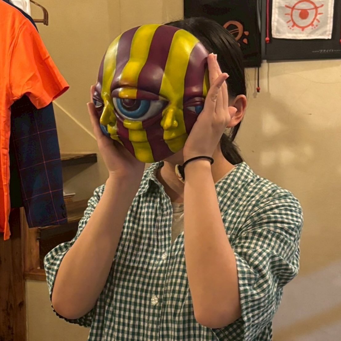 赤い大きな仮面は、私が在廊している時だったら試着可能です！
その他の仮面はいつでもお被り頂けます^^
色々な方に被っていただけてとても嬉しい🥰
