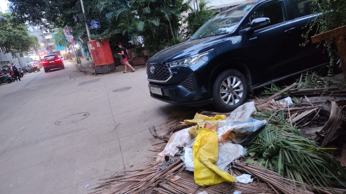 lillianpais's tweet photo. @mybmc These ladies are at their job again! Left many bags on the corner of 9th Rd at God's Gift, Almeida Park &amp; outside St Joseph's school Manuel Gonsalves Rd. @MumbaiPolice @mybmcWardHW they have to be penalized and FIR filed for littering. https://t.co/5WQ0ZCOdVB