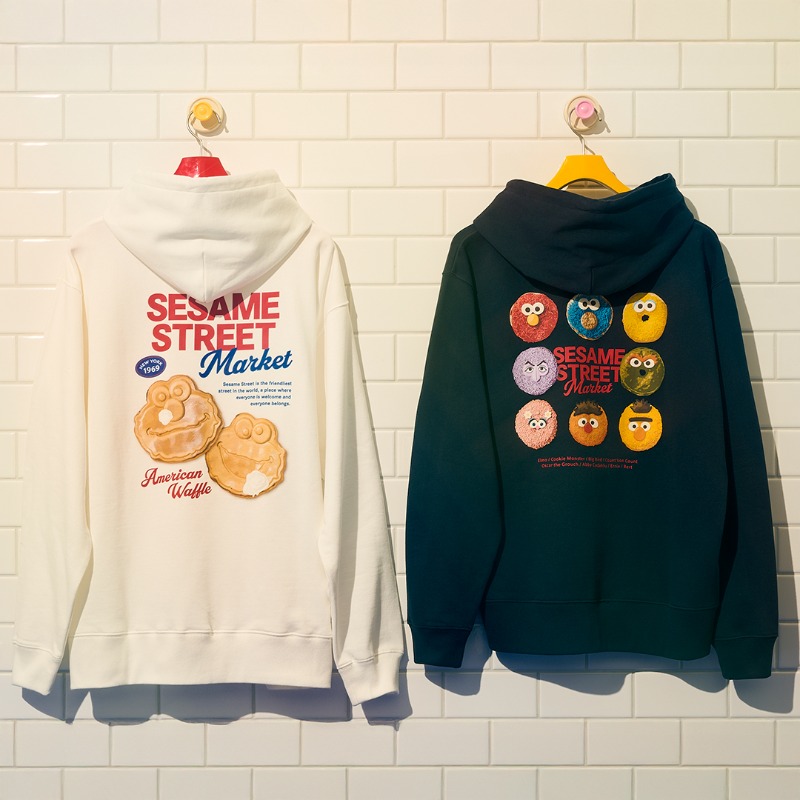 SesameStMarket's tweet photo. 大好評！カフェモチーフシリーズ第2弾🍩
ドーナツ&amp;ワッフルを大胆にあしらった
新作アイテムが登場💓
スイーツの美味しさや見た目の楽しさを
そのままに、カラフルでインパクトのあるデザインが魅力的🍰✨

セサミストリートの仲間たちと、ハッピーで“おいしい”ひとときを☕