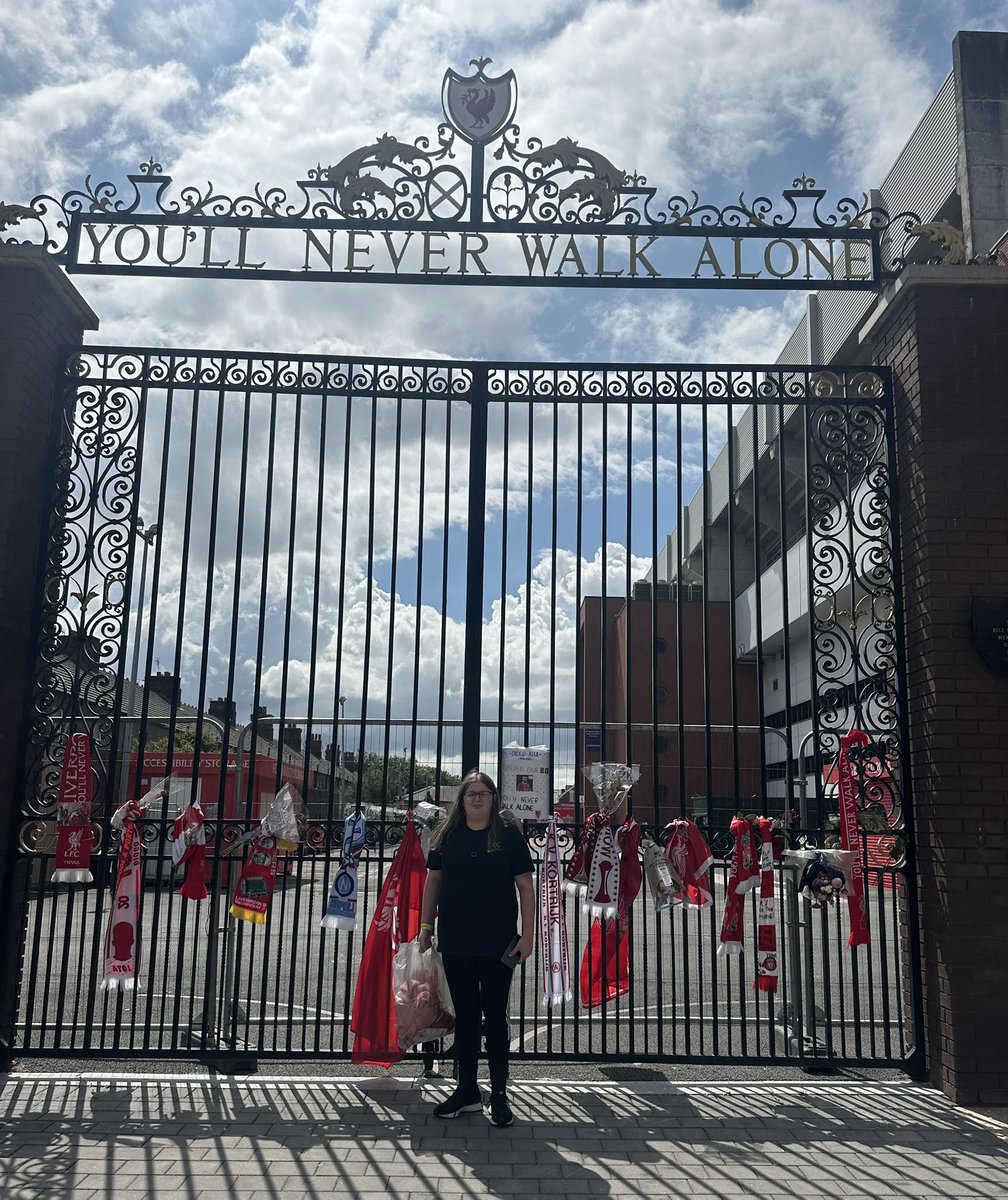 Lexies face when she first caught a glimpse of Anfield and the home team dressing room! Pure happiness 🥰