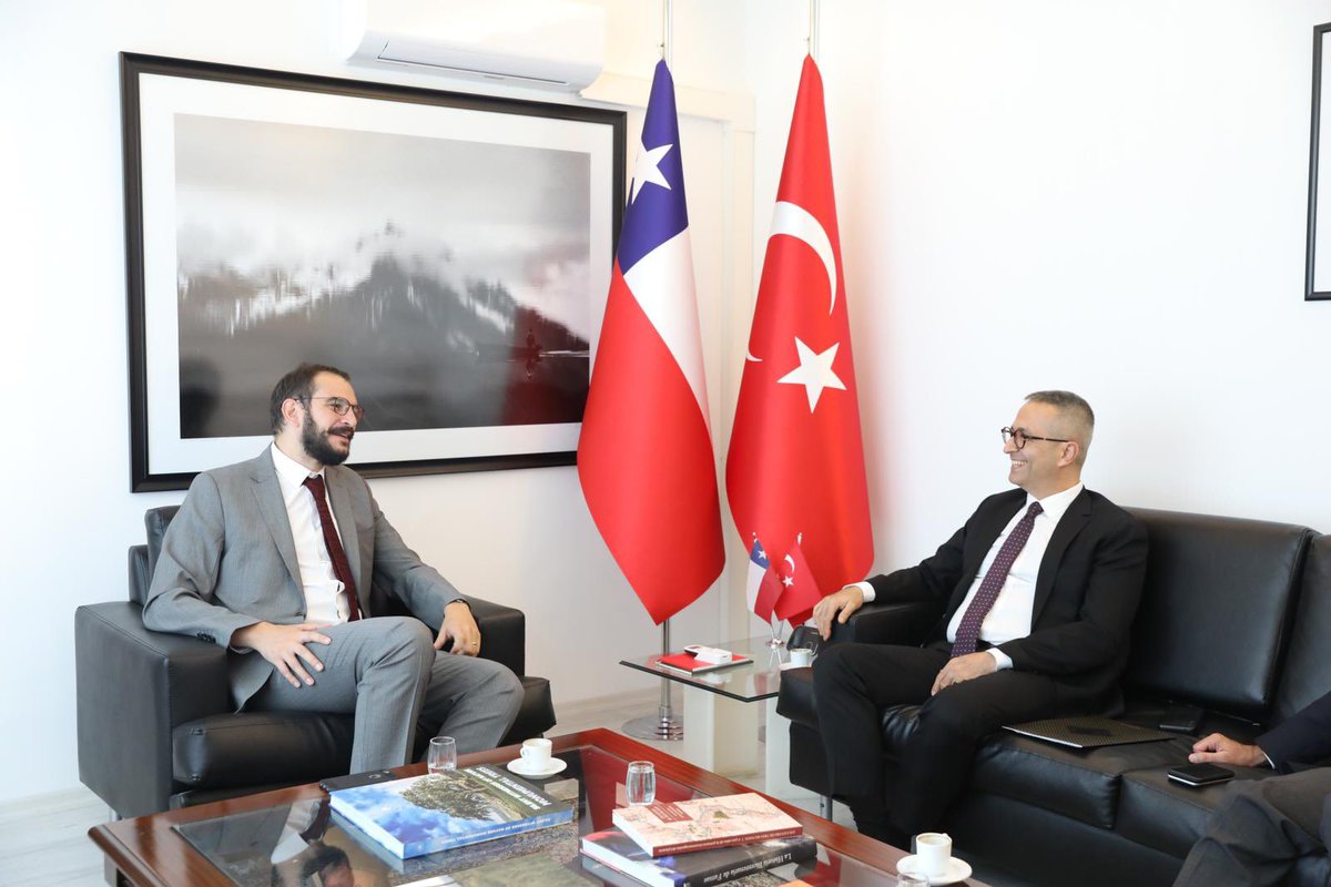 Yunus Emre Enstitüsü (@yeeorgtr) on Twitter photo Enstitü Başkanımız Prof. Dr. Abdurrahman Aliy, Şili’nin Ankara Büyükelçiliği Maslahatgüzarı Cristóbal Alejandro Lajtonyi Delorenzo ile bir araya geldi. 🇹🇷🤝🇨🇱
Görüşmede iş birliği imkânları değerlendirildi; Yunus Emre Divanı ve Türk kahvesi takdim edildi.
<a href="/EmbChileTurquia/">Chile en Türkiye</a> Enstitü Başkanımız Prof. Dr. Abdurrahman Aliy, Şili’nin Ankara Büyükelçiliği Maslahatgüzarı Cristóbal Alejandro Lajtonyi Delorenzo ile bir araya geldi. 🇹🇷🤝🇨🇱
Görüşmede iş birliği imkânları değerlendirildi; Yunus Emre Divanı ve Türk kahvesi takdim edildi.
<a href="/EmbChileTurquia/">Chile en Türkiye</a>