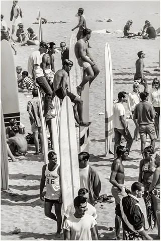 Discovery_CN's tweet photo. 1960年代南加州的冲浪者
1960年代的南加州（SoCal）是冲浪文化的黄金时代。那时候的冲浪不仅是一项运动，更是一种生活方式。 https://t.co/2jWWmPuPqv