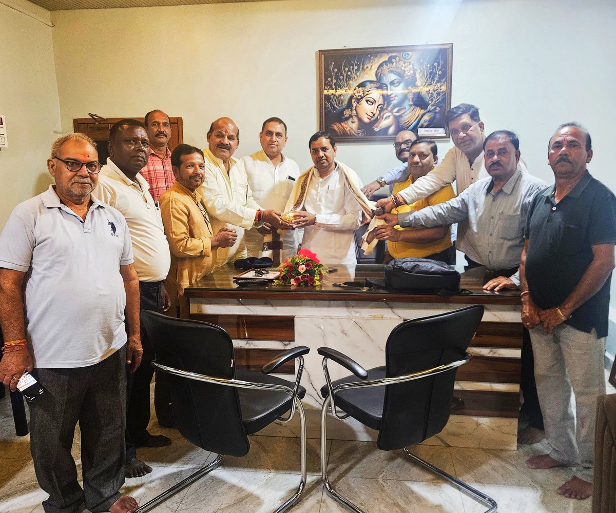 सौजन्य भेंट हेतु आभार

आज कोरबा स्थित मेरे निज निवास कार्यालय, कोहड़िया में पधारे कोरबा पूर्वांचल सर्व समाज विकास समिति के आदरणीय पदाधिकारी एवं सदस्यों ने श्रीफल एवं शॉल से सौजन्य भेंट किया।

आप सभी के स्नेह एवं विश्वास के लिए मैं हृदय से आभारी हूँ।