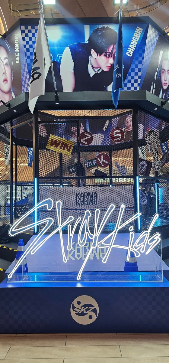 RedEndIng42's tweet photo. StrayKids all around the world
Stay from all over too 🇧🇷 
#StrayKids #스트레이키즈
#KARMA #CEREMONY #StrayKidsComeback #SKZ_KARMA_POPUP #사운드웨이브 #SOUNDWAVE https://t.co/vxKhJR3KNF