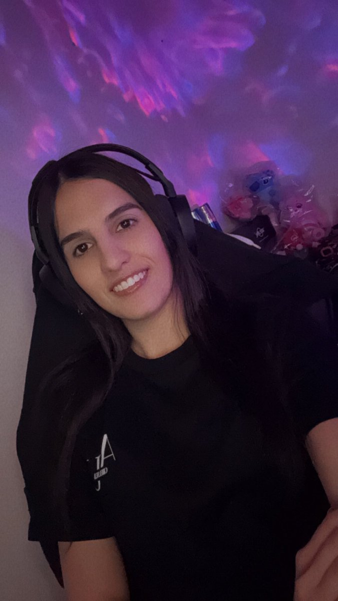 WE LIVEE!! MERCH HAS ARRIVED 😍😜 twitch.tv/chelseaau