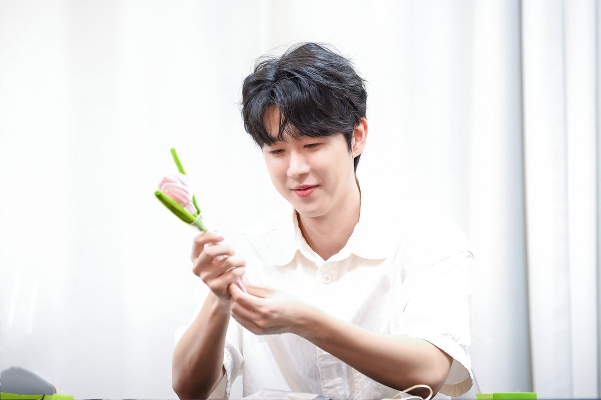 250823 Flower Event 
 
데뷔 8주년 축하해💐

#김동현 #KIMDONGHYUN 
#동현 #DONGHYUN #STAR