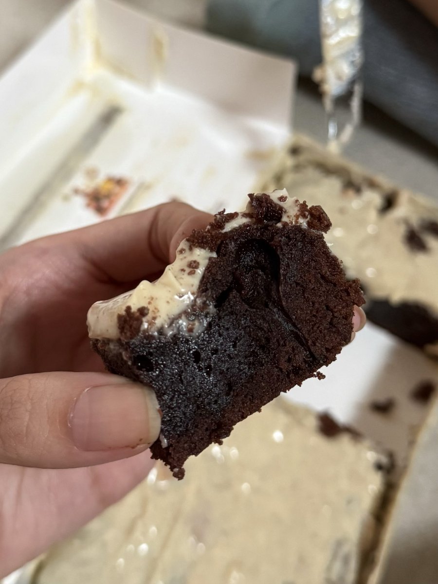 beautales_'s tweet photo. one of the BEST THINGS that ever happened in Indonesia: lahirnya MBUN BROWNIES 😭 https://t.co/k67B7bye5C
