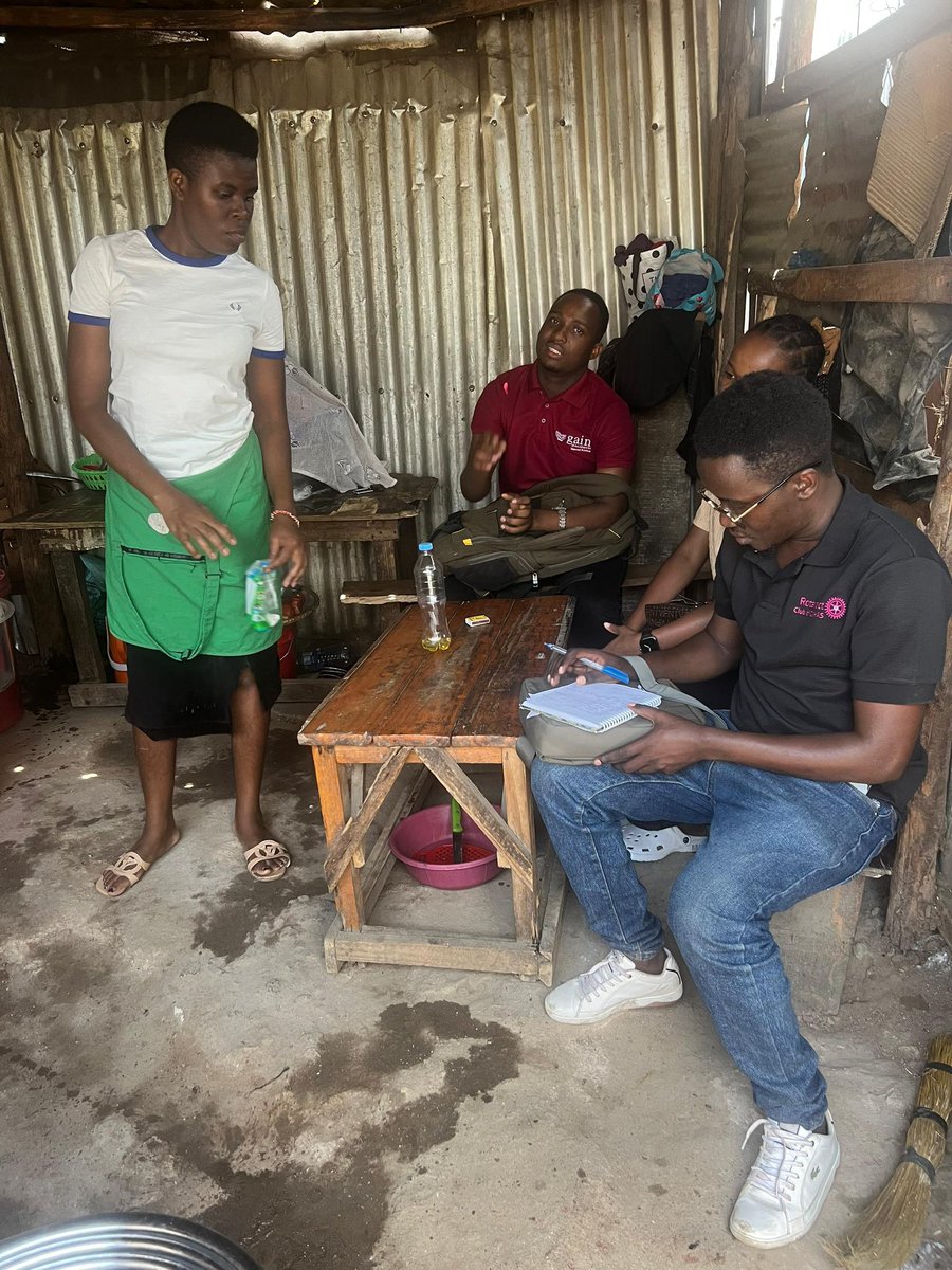 Vijana4Food's tweet photo. Mwanza FSYL engaged food vendors at Buhongwa Market alongside ward health officers and mama lishe leaders.
They trained 50 vendors & supported them with hairnets, aprons and gloves to boost food hygiene and safety.
Clean markets,Safe food.
#Vijana4Food #Act4Food #TYAFSMwanza https://t.co/BICz0XXpVs