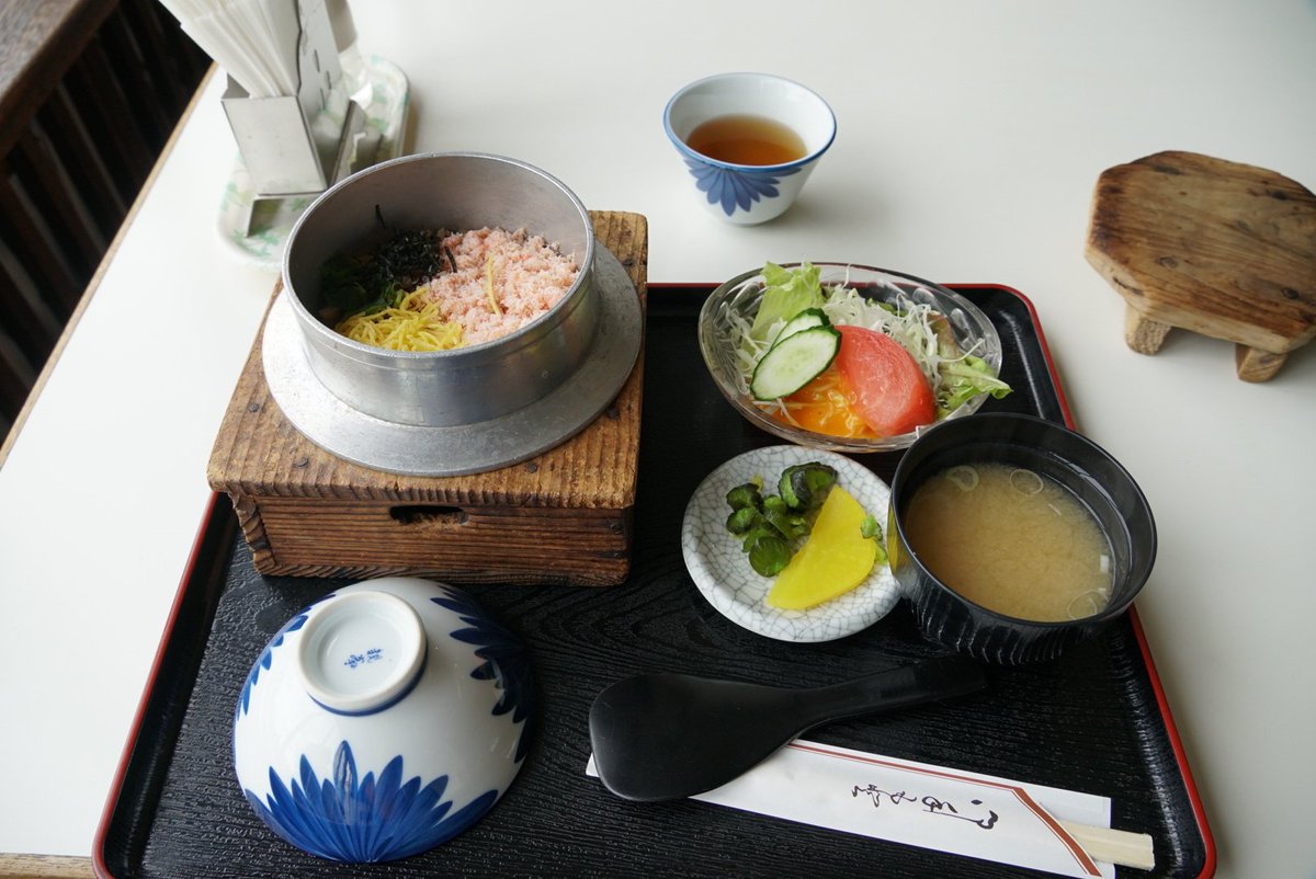昼食は遊覧船駅前桟橋近くの釜めし屋でカニ釜めしを食べました。