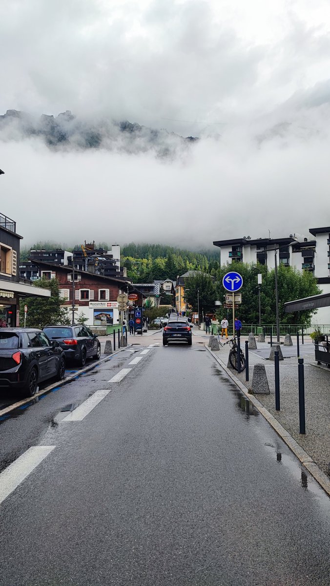 ElLabDeJuan's tweet image. #UTMB2025 |
Así esta la mañana en #Chamonix