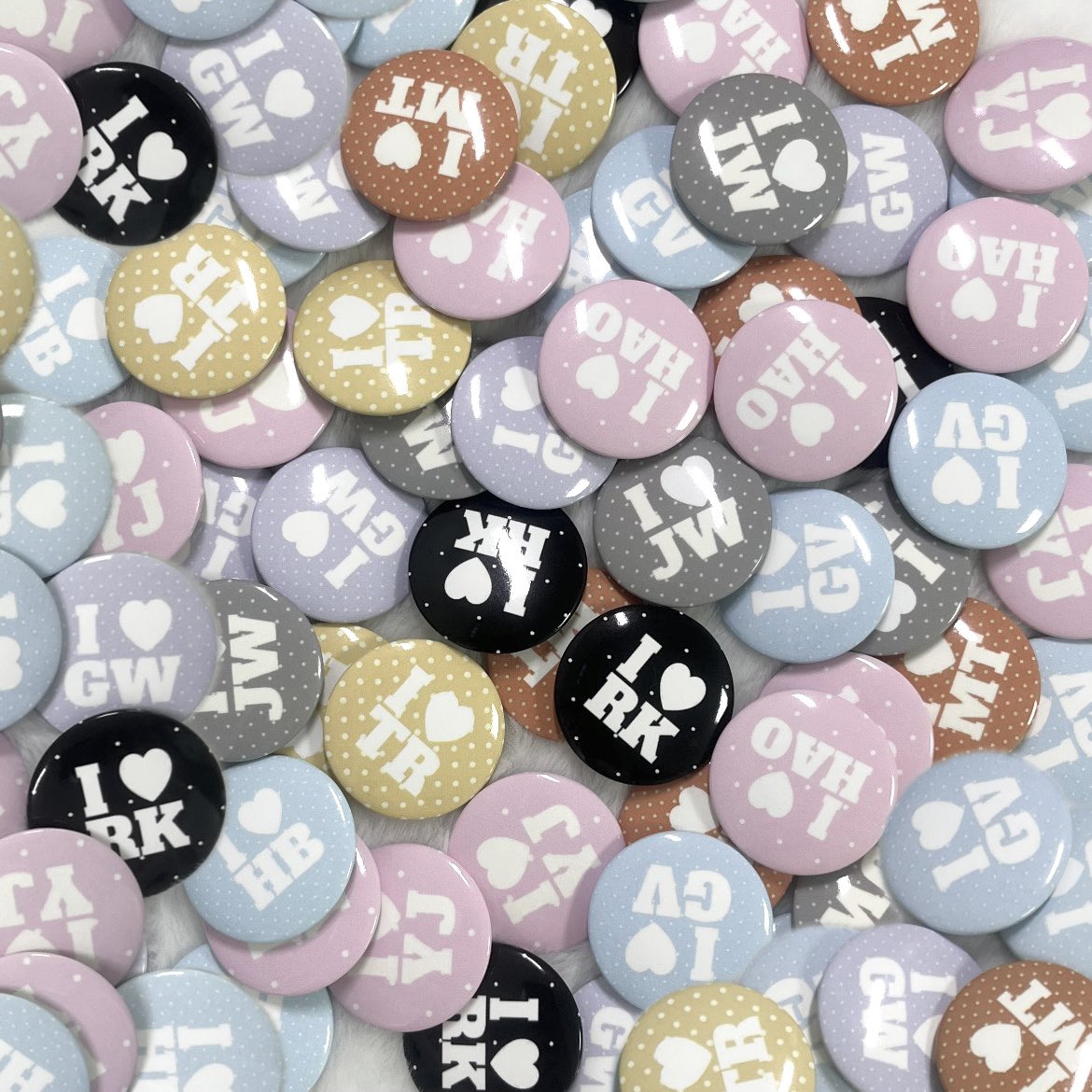 𝟐𝟎𝟐𝟓 𝐙𝐄𝐑𝐎𝐁𝐀𝐒𝐄𝐎𝐍𝐄 𝐖𝐎𝐑𝐋𝐃 𝐓𝐎𝐔𝐑
[𝐇𝐄𝐑𝐄 &amp; 𝐍𝐎𝐖] 𝐈𝐍 𝐒𝐄𝐎𝐔𝐋

ʚ 제로베이스원 월투 핀버튼 나눔 ɞ

#RT 추첨 두 분께 핀버튼 보내드려요! 

𐙚일시: 10/3 첫 &amp; 10/5 막 

𐙚수량: 70개 첫막 각 35개씩

𐙚장소,시간: 당일 타래로 착장과 안내

𐙚인증: RT + 당일 티켓