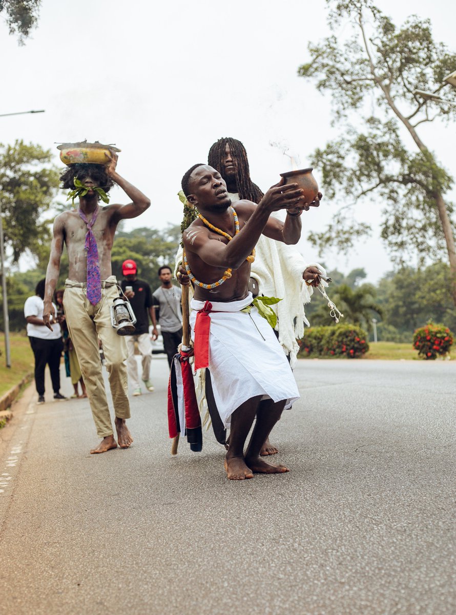 megborna's tweet photo. participants into new states of being. - Megborna ADEGBO Kalazɛ, 2025 
snippets of my MFA Thesis 

Here, witness my Agbashivie, Dreddy Disguise,  in this liminal threshold of self and possession during my DZOƉUƉU: Pathways Of Ancestral Fire, procession Performance Art that (2/3) https://t.co/WSDcWgyvnS
