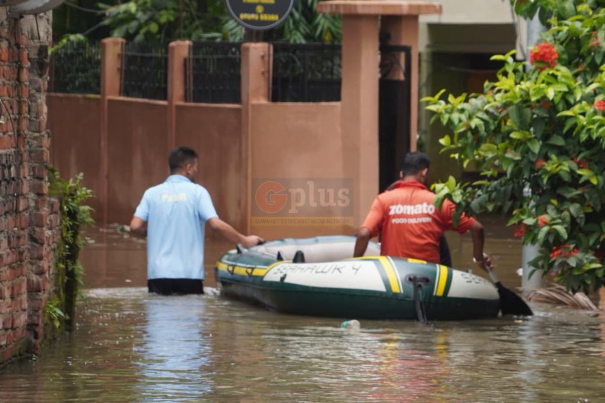 kunalagarwal99's tweet photo. Even Noah’s Ark didn’t have this kind of delivery service 🌊 🍔 @zomato @deepigoyal https://t.co/hpwFak4hfJ