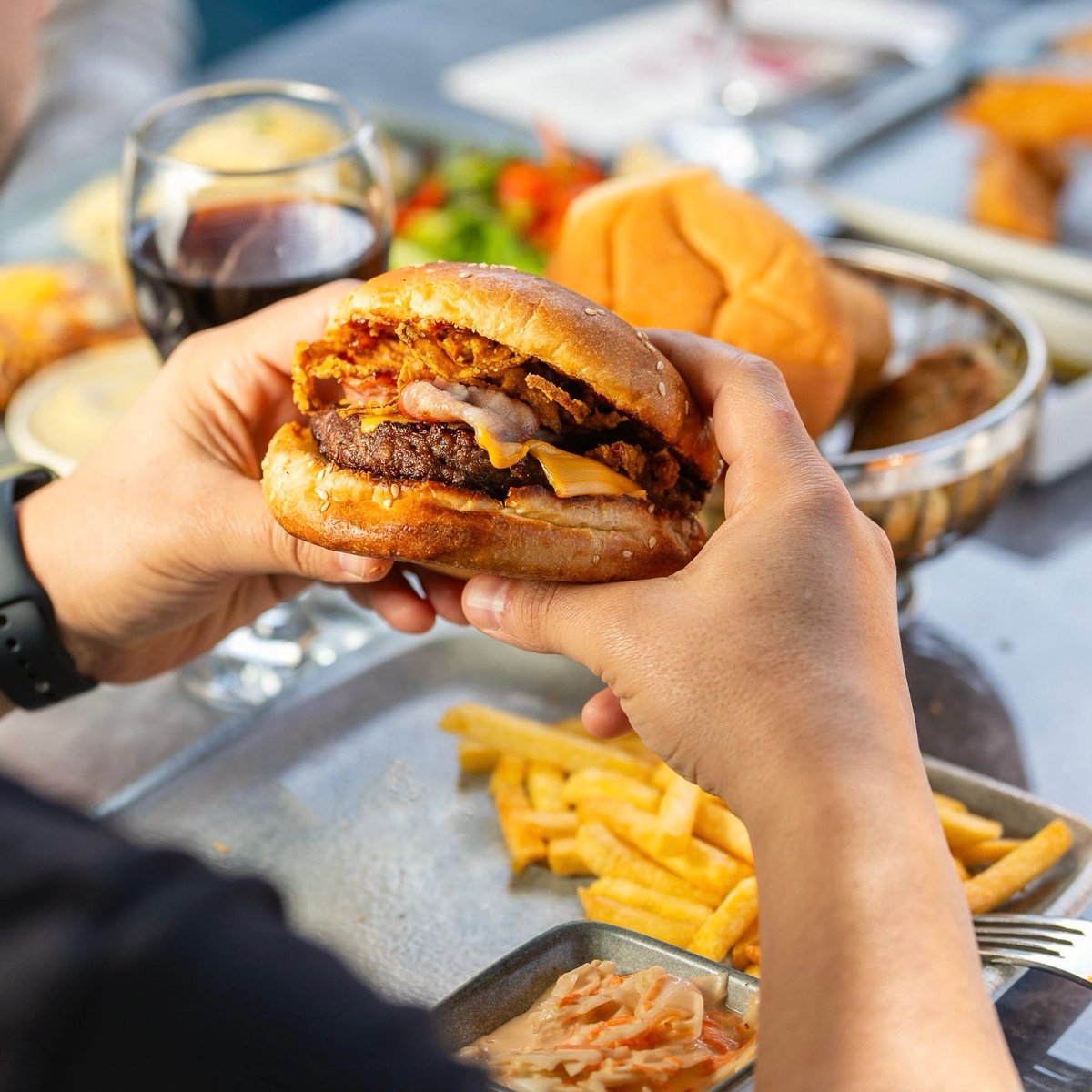 Özel Burger ekmeğinin arasında gizli enfes burger köftesiyle her ısırıkta lezzet patlaması yaratan BBQ Bacon Burger’imizin hayranı olmayan kaldı mı? 🍔