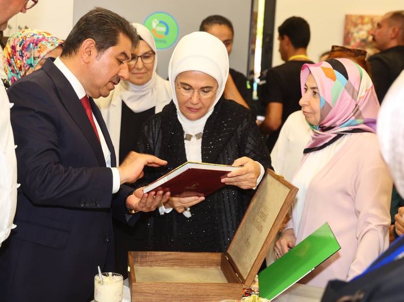 tevfikgoksu's tweet photo. Şule Yüksel Şenler Hanımefendi’nin aziz hatırasını yaşatmak ve onun mücadelesini gelecek nesillere aktarmak için 2023 yılında, Cumhurbaşkanımız @RTErdogan’ın eşi Saygıdeğer Hanımefendi @EmineErdogan’ın teşrifleriyle hizmete açtığımız Şule Yüksel Şenler Hanımlar Konağımız; Esenlerli hanımlar için yalnızca bir mekân değil, dostlukların kurulduğu, çocuklarla keyifli anların paylaşıldığı ve birbirinden değerli kurslarla yeni becerilerin kazanıldığı özel bir buluşma noktası oldu.