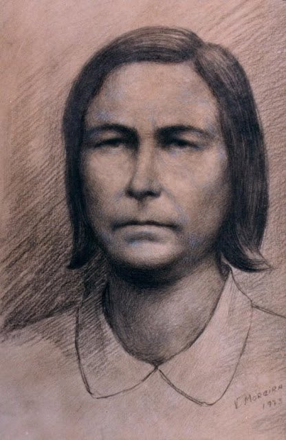 Ailaxy's tweet photo. 🗃️ Isabel Picorel Celada, fue ASESINADA el 28 de agosto de 1936 por pistoleros falangistas en Fresnedo (León), porque su marido combatía defendiendo a la REPÚBLICA Española. La avisaron de que escapara porque iban a por ella. Huyó con sus hijos y pasaron la noche al raso. (El dibujo es de su hijo Vicente). 

Isabel Picorel, se había quedado sola con sus tres niños. La última vez que la vio, su hijo Vicente tenía 11 años. Era el 26 de agosto de 1936 e Isabel Picorel trataba de abarcar con sus brazos a sus tres hijos, los cuatro agazapados en el monte.

Al día siguiente de la fuga, al amanecer, decidió bajar sigilosamente al pueblo, acompañada por su hijo mayor, a casa a recoger algunas pertenencias personales, algo de dinero. Los demás le prometieron esperarla allí, pero nunca volvió. La detuvieron los fascistas y la metieron en un camión. 

Fue asesinada el 28 de agosto de 1936 junto a otros tres hombres, detenidos ilegalmente, en una cuneta de una curva en el municipio de Fresnedo, en un monte de Langre. Los vecinos han venido señalando que en ese lugar se hallaba la fosa, en la que otros vecinos fueron obligados a enterrar los cuerpos ensangrentados de Isabel Picorel Celada de 42 años, Cipriano Alonso Campillo de 44 años y vecino de Langre, Sergio Rodríguez Prieto de 27 años y vecino de Tombrio de Arriba, y otro vecino del mismo pueblo, Bernardino Carro Prieto de 21 años.

Hilo 🧵👇#FelizJueves #28DeAgosto