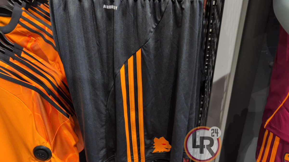 LAROMA24's tweet photo. 🟡🔴#KitAway 25/26, dalla maglia ai pantaloncini: la seconda divisa in vendita nei #RomaStore (FOTO E VIDEO)
➡️https://t.co/d8VVfsv6Vw
#AsRoma https://t.co/dW6NqoVwXW