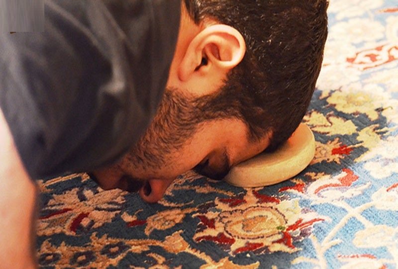 سؤال للشيعة : هل كان النبي محمد صلى الله عليه وسلم يضع قرص طيني مستورد من تربة #كربلاء في موضع سجوده ويسجد عليه كما تفعلون اليوم في صلاتكم ؟