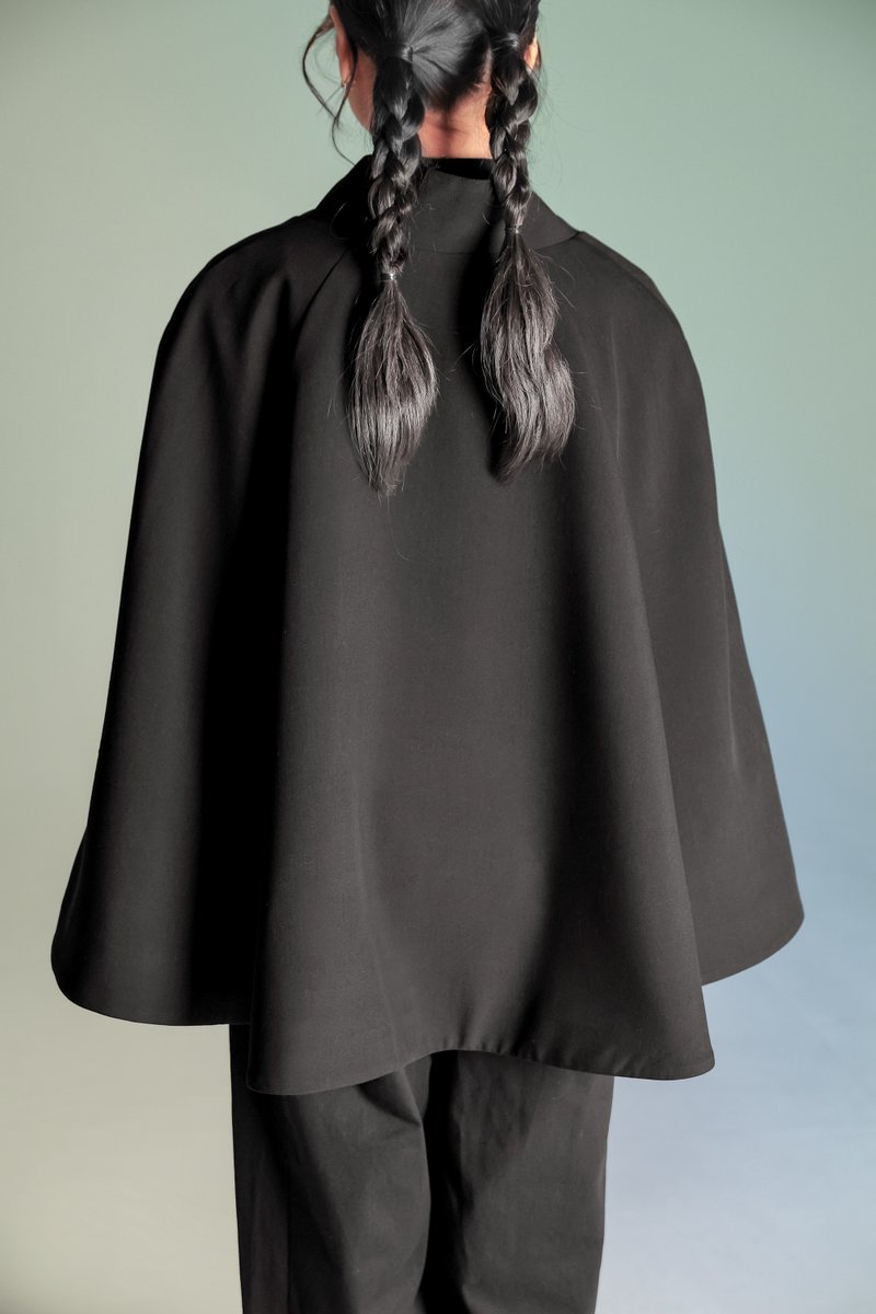 다래원의 '심록비술 쓰개 케이프'입니다. 마치 망토와 같이 상의에 두를 수 있는 아이템이에요. 진녹색의 안감과 스티치로 표현한 동정이 포인트입니다☺️   

특히 뒤에서 보이는 실루엣이 포인트인데요. 마치 초코송이처럼 둥글게 내려앉는 모양이 참 귀엽죠?(3번 사진)