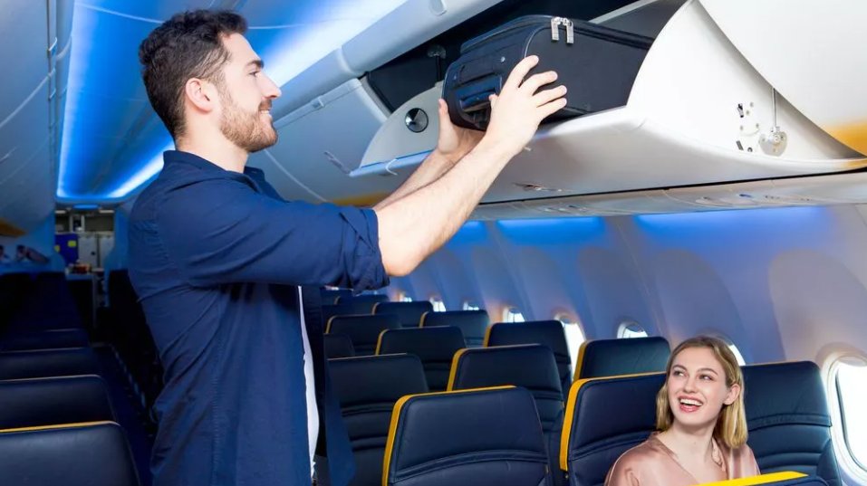 Lavprisselskapet <a href="/Ryanair/">Ryanair</a> skrur til bagasjereglene: Nå får ansatte betalt for å ta deg på fersken med for stor koffert. Små feil kan koste deg 900 kroner – og gi staben en saftig bonus.
📷 Ryanair
osloairports.com/2025/08/gir-an…