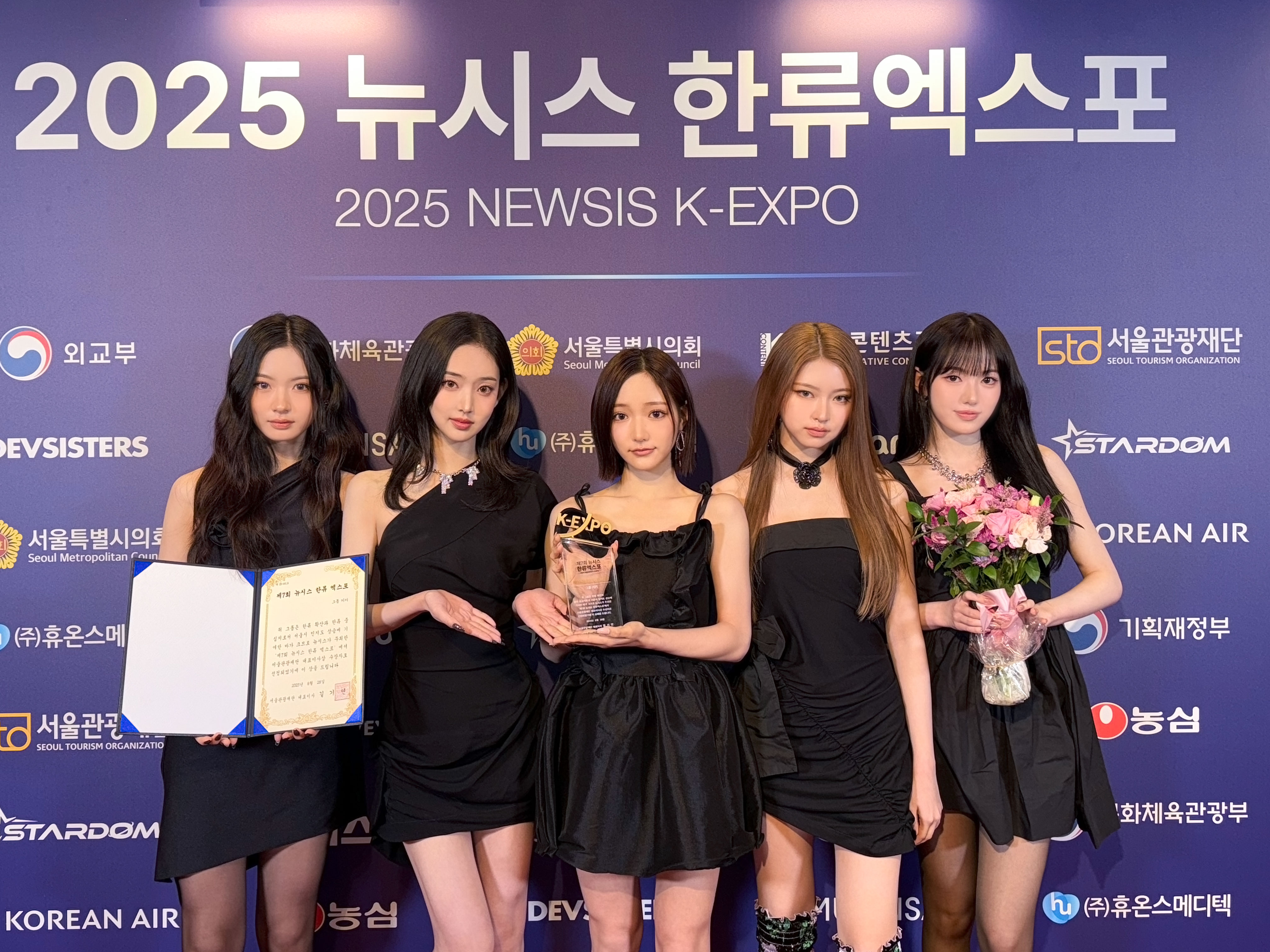 GzbR7i7a4AE0ilc?format=jpg&name=4096x4096