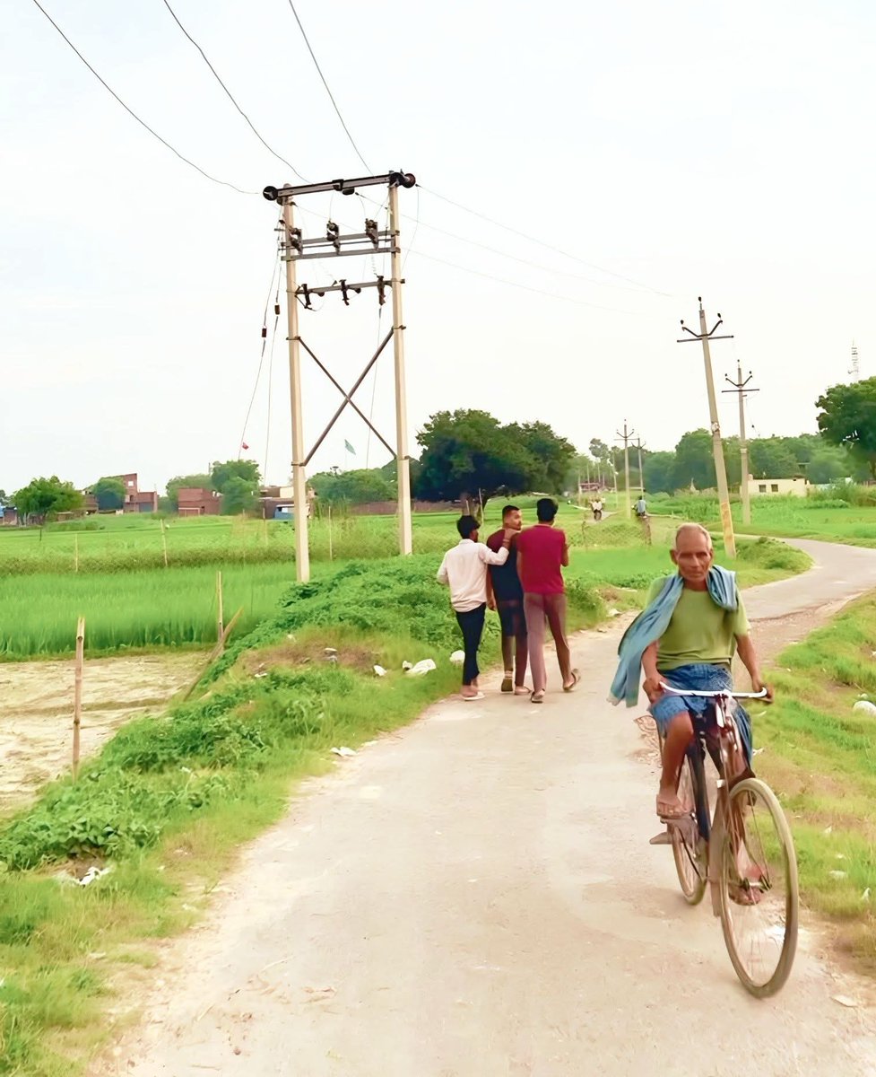 Hemu3797's tweet photo. गाँव की सुबह, बिना शोर-गुल के सादगी में सजी रहती है। 😊❤️
#villagelife #Village #paddyfields #NaturePhotography #NatureBeauty #NatureFacts #NatureIsAmazing #NatureIsAmazing https://t.co/PP5dJ65E2l