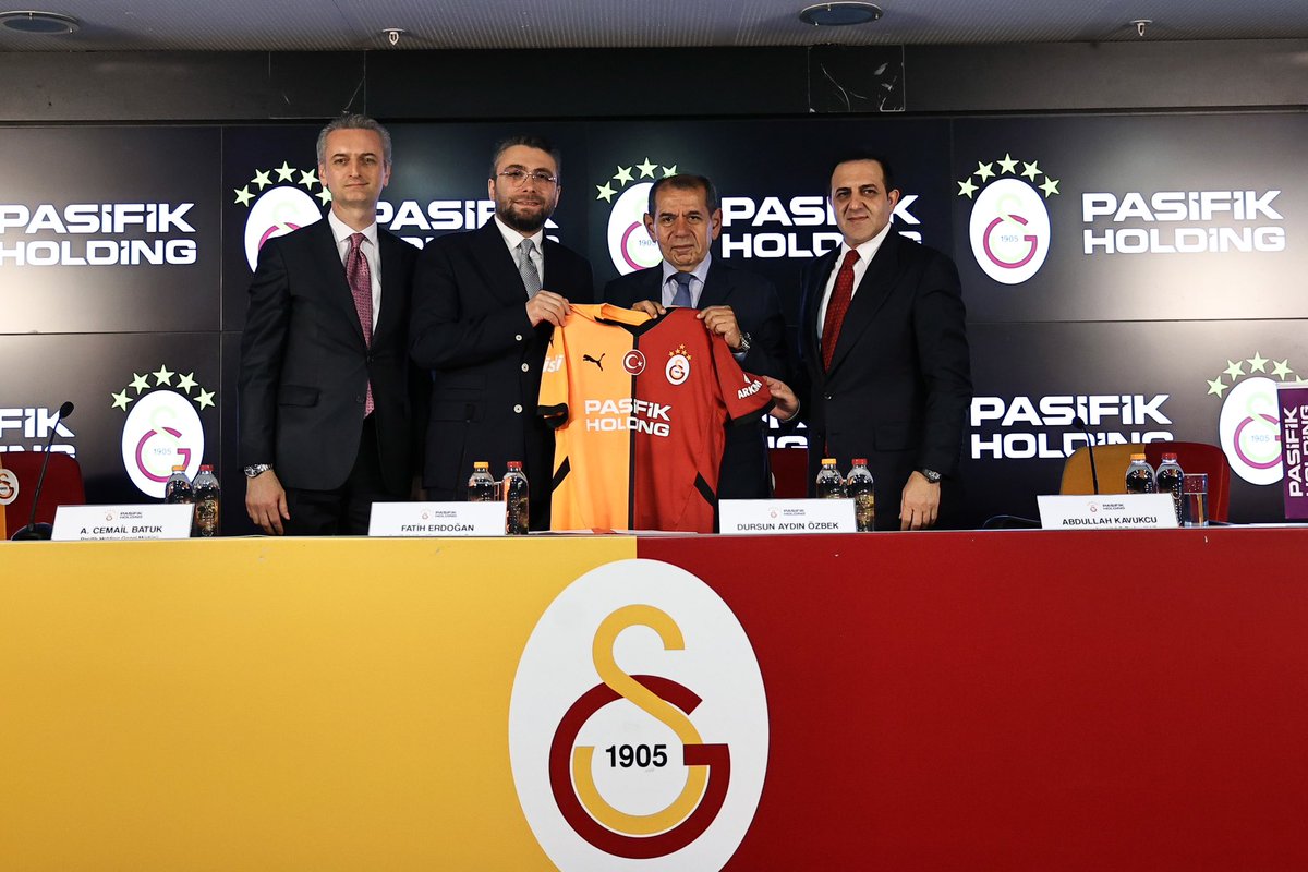 ismailari_'s tweet photo. Galatasaray'ın forma göğüs sponsoru olan Pasifik Holding'in sahibi AKP Milletvekili Asuman Erdoğan’ın eşi Fatih Erdoğan...

Fatih Erdoğan, Melih Gökçek döneminde Ankara Büyükşehir'den milyonlarca liralık ihaleler aldı. Ardından servet değerindeki kamu arazilerini kaptı https://t.co/yazMtAiJzr