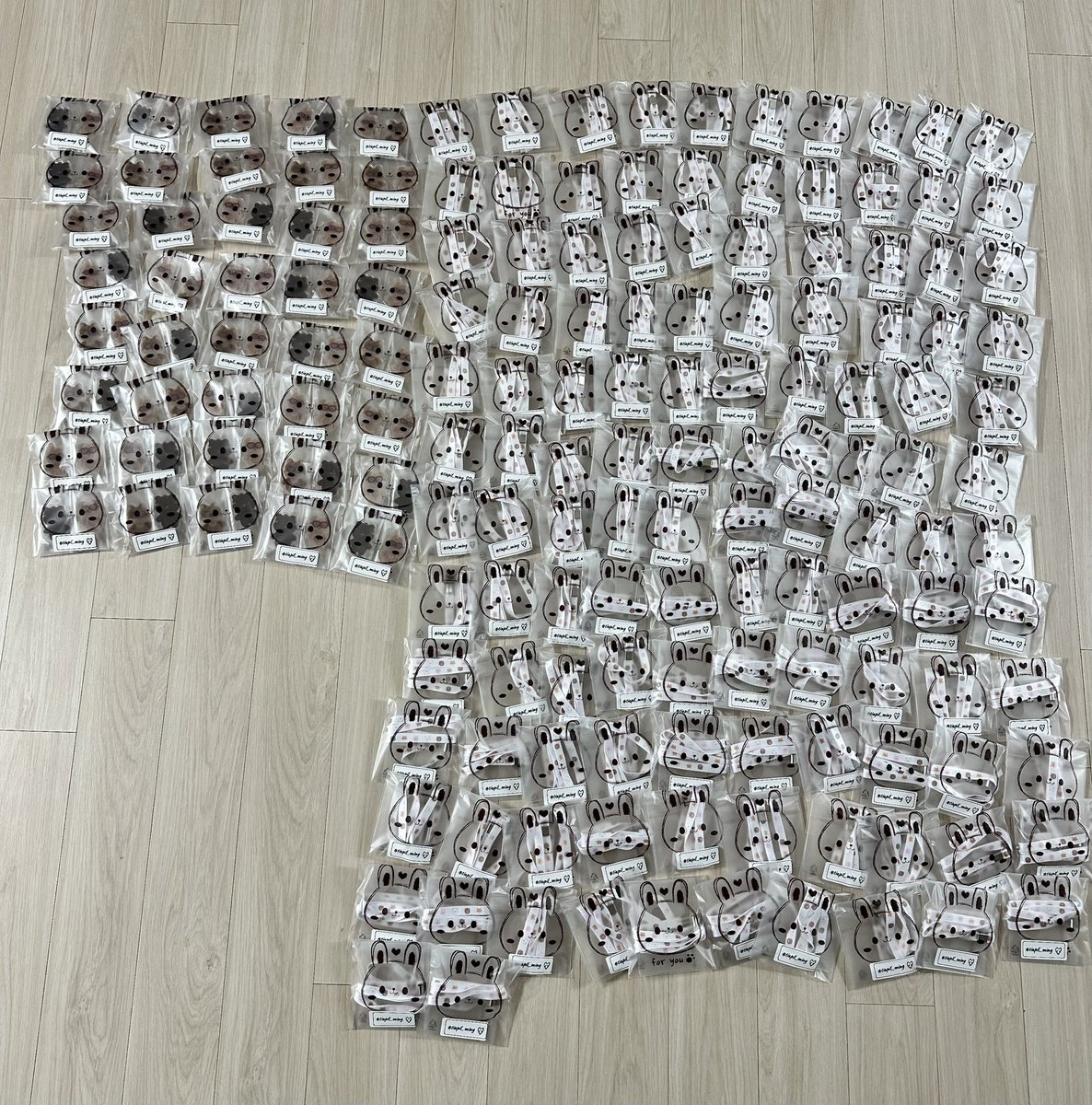 무인나눔은 4시 이후에 할 예정입니다😊
수량은 양일 80개 정도 될 거 같아요~
(다 안가져가면 자멀에 걸어둬야지😭)