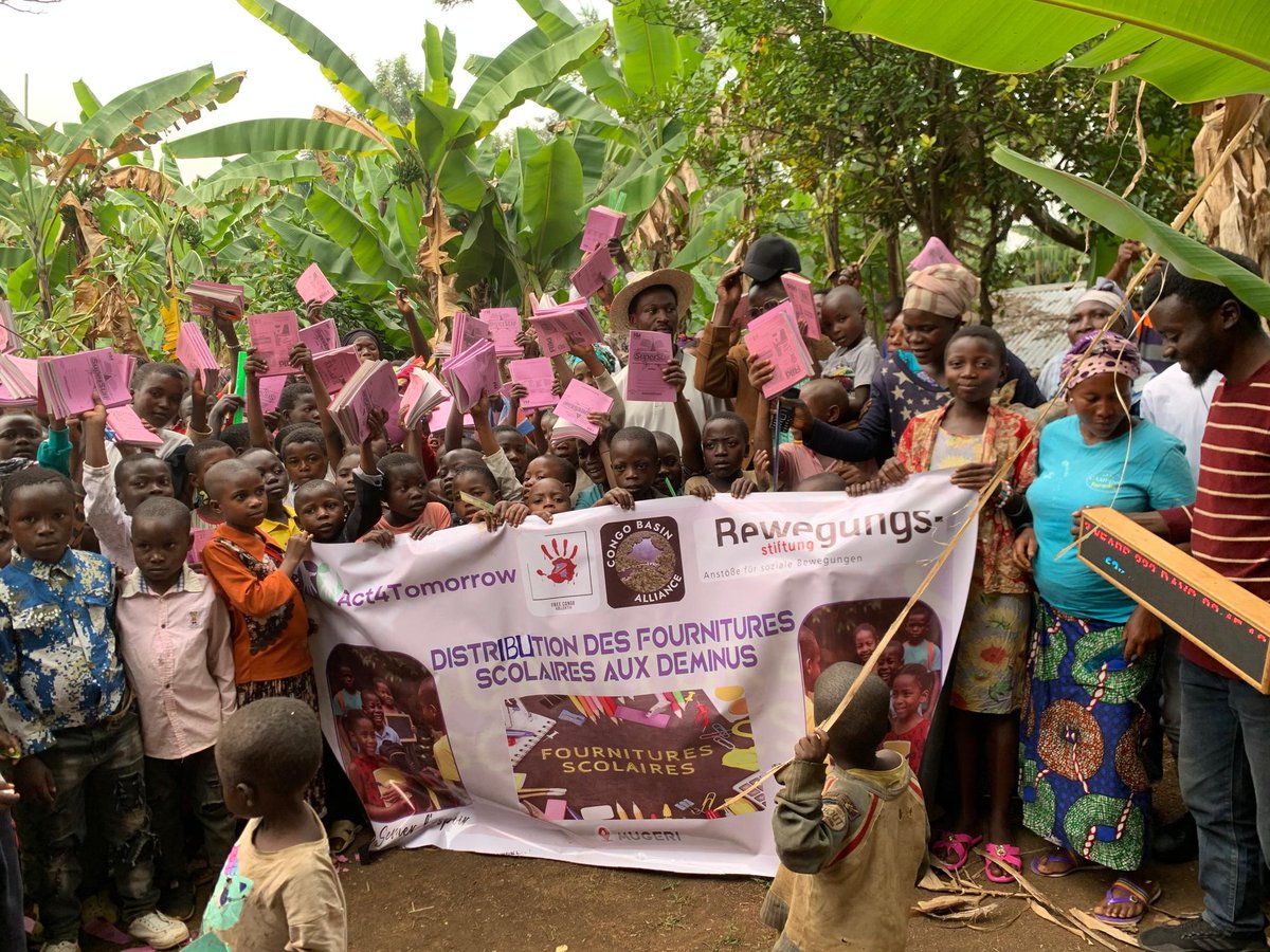 ClimateClockDRC's tweet photo. #Education: in #DRC, the #ClimateClock in consortium with the #CongoBasinalliance organized a campaign to distribute school kits to children and students, in #Katana in the #Kabare territory, on the occasion of the 2025-2026 school year
#ActinTime @theclimateclock @SDG2030 https://t.co/Y9i1BovKnW