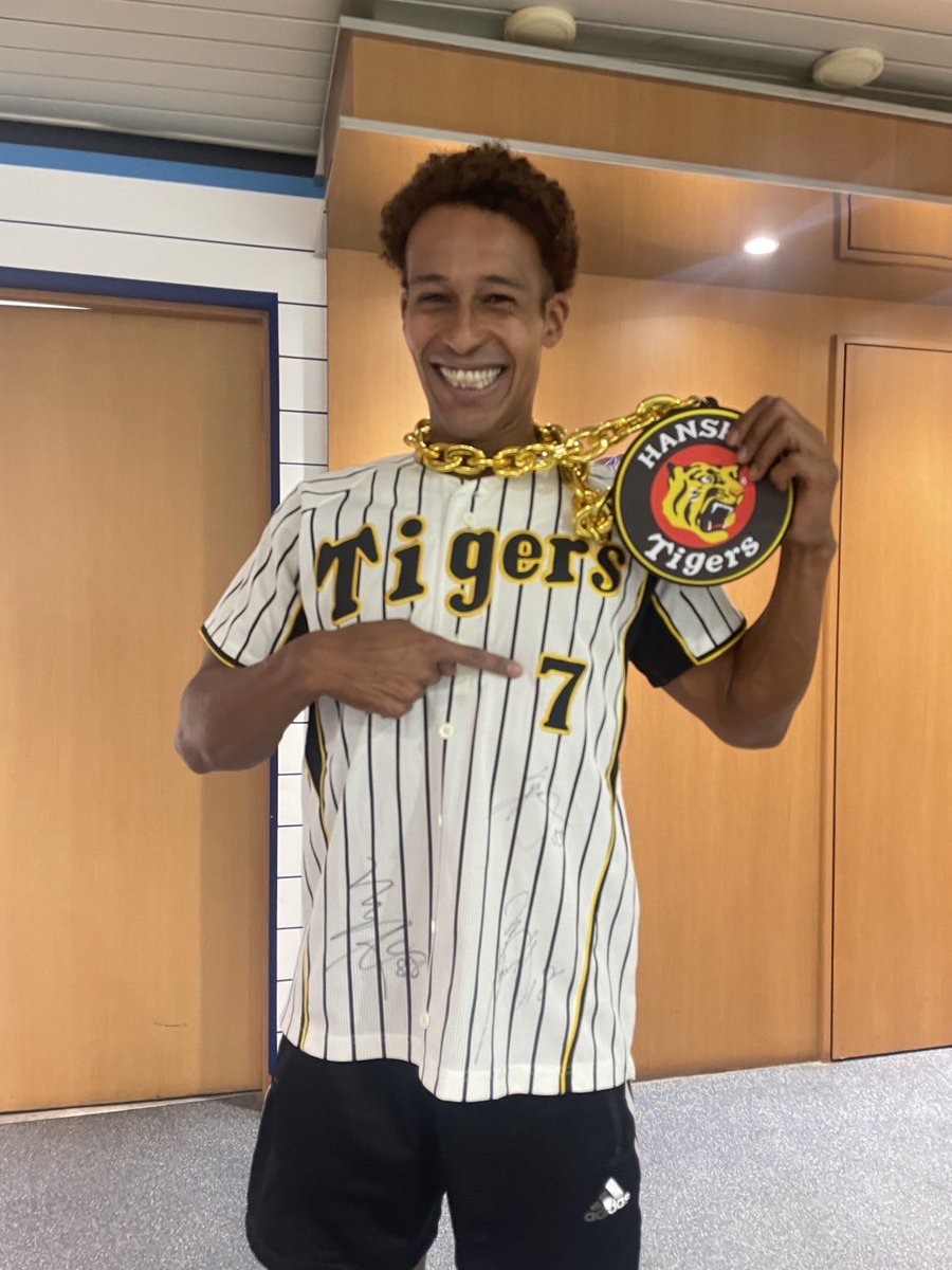 試合前の腕相撲イベントに出場していた、
森るかひ(パーソナルトレーナー)さんの
ユニホームがまさかの！！

横浜で！？うれしかったので
写真とりました！