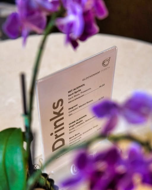 Ankommen. Durchatmen. Geniessen.

Unsere Lobby ist mehr als nur ein Ort zum Warten – Gönnen Sie sich einen Sarti Spritz oder Negroni mit Stil – oder wählen Sie einen erfrischenden Virgin Mojito, ganz ohne Alkohol.