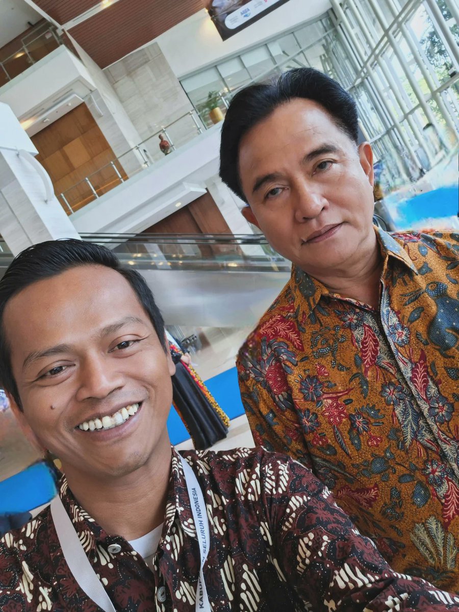 IstantoLive's tweet photo. Terimakasih Prof @Yusrilihza_Mhd telah bersedia berfoto, semoga senantiasa sehat dan semakin sukses. Saya dari mengidolakan Prof Yusril dari tahun 2004. https://t.co/tPmyDnDWXk