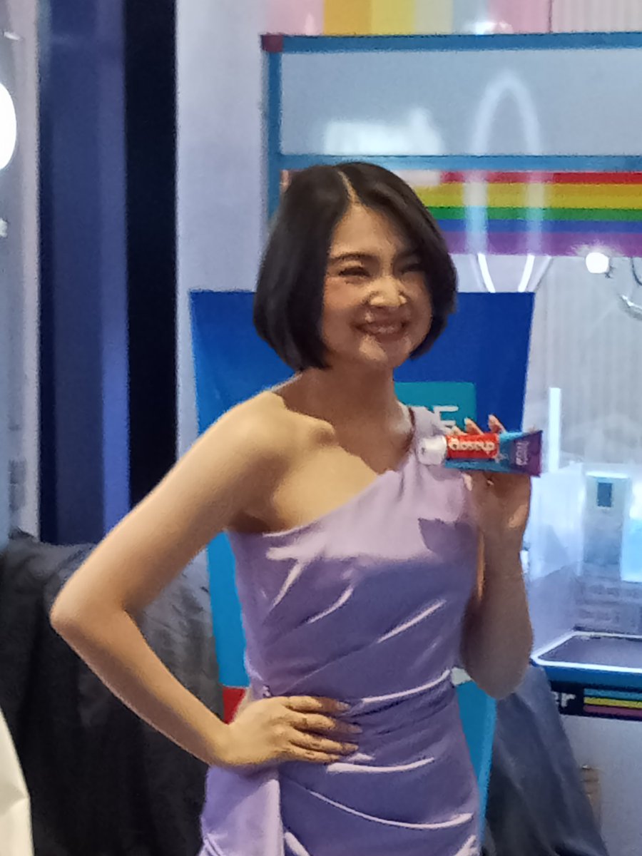 aprylebaltazar's tweet photo. so close yet so far. Derm Aid and @CloseupPH booths are adjacent yet @davidlicauco and @dealwithBARBIE have different schedules today. my BarDa heart #DavidLicauco #BarbieForteza #BarDa #WatsonsPH #Beautycon2025 #CloseupPH #CloseupWhiteNow #FreshNowWhiteWow #DestinationBeauty https://t.co/cZHN65AfIo