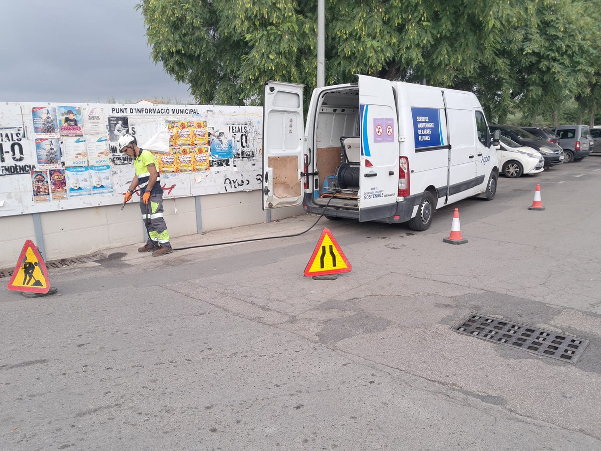 🟢 Els serveis municipals estan duent a terme aquesta setmana la neteja dels pluvials dels carrers de Cubelles per millorar l’evacuació de l’aigua de pluja.

#Cubelles 
#SomCubelles 
#netejacubelles