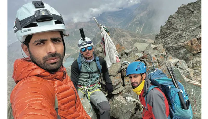 Nusaratkhan11's tweet photo. Three Kashmiri mountaineers—Yasir Khan, Saqib Shafi & Muzakir Khan—complete the first documented ascent of Mt Dhakair (4,660m) in the Pir Panjal range.
A proud moment for Kashmir’s adventure community! 🧗♂️
#KashmirClimbs #GauravKhanna #BaseerAli #ssc_protest #37YearsOfSalmanKhan https://t.co/EuaiXhboZB