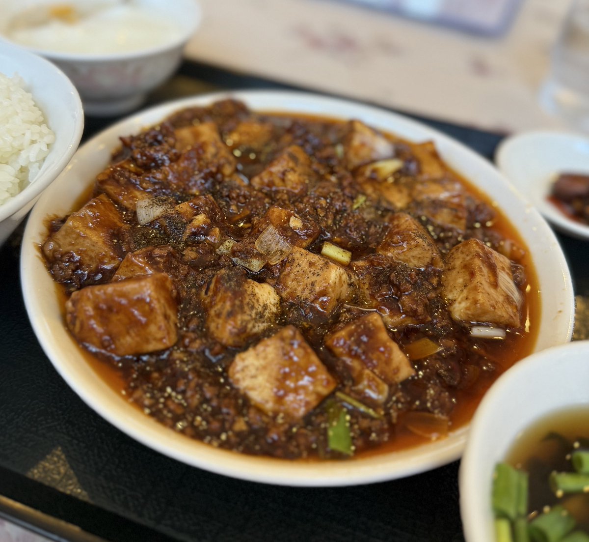 【小諸 中華杏亭】
ピリッと痺れる麻婆豆腐定食🔥
ご飯がどんどん進む町中華の味。
見た目が素晴らしい✨

#小諸グルメ #町中華 #麻婆豆腐