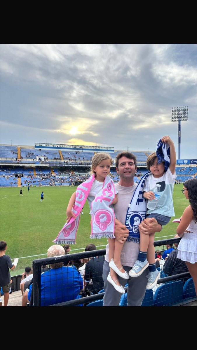 NadalinRC's tweet photo. @cfhercules De padres a hijos! #YoConMiBufanda https://t.co/LZb54ZM69q