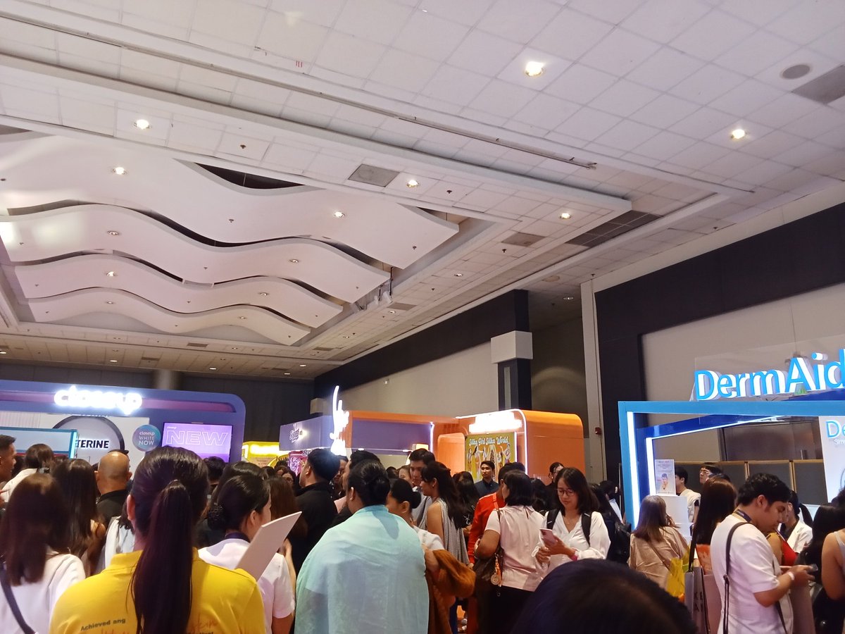 aprylebaltazar's tweet photo. so close yet so far. Derm Aid and @CloseupPH booths are adjacent yet @davidlicauco and @dealwithBARBIE have different schedules today. my BarDa heart #DavidLicauco #BarbieForteza #BarDa #WatsonsPH #Beautycon2025 #CloseupPH #CloseupWhiteNow #FreshNowWhiteWow #DestinationBeauty https://t.co/cZHN65AfIo