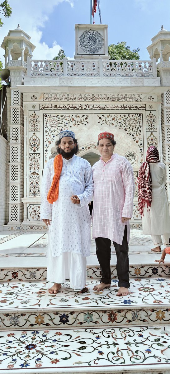 ख़ुद से चलकर नहीं ये तर्ज़-ए-सुखन आया है ,
पाँव दाबे हैं बुज़र्गों के तो फ़न आया है !!

मरहूम मुनव्वर राना साहब 
❤️🤲🥰
