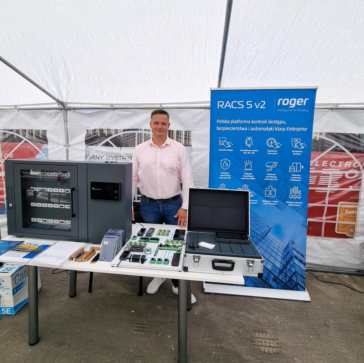 Firma_ROGER's tweet photo. Dziś w siedzibie firmy Electronics Box trwa dzień otwarty dla instalatorów. Spotkania przy grillu, rozmowy w swobodnej atmosferze i wymiana doświadczeń to dobra okazja, by spojrzeć na technologię z bliska. Serdecznie zapraszamy do odwiedzenia naszego stoiska! https://t.co/1eYE62ftuf