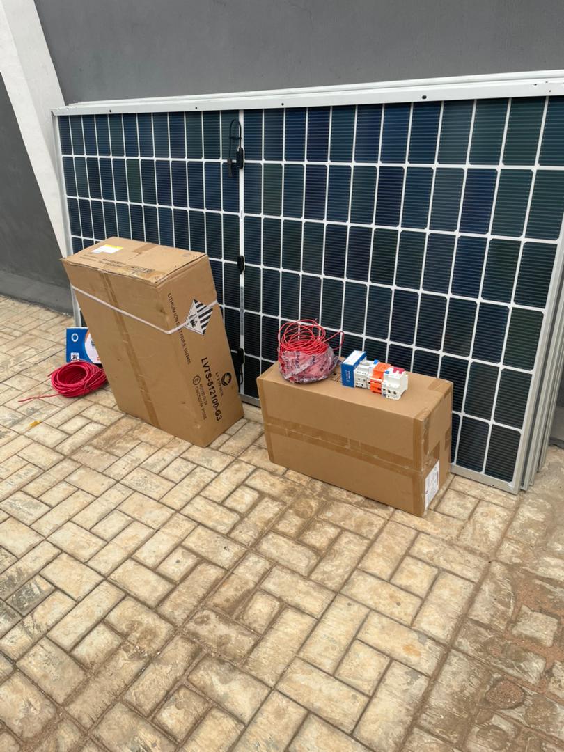 bigsholly02's tweet photo. Good morning innovators 
This is a complete setup of the 5kva hybrid inverter and 5kwh lithium battery and 6pcs of 560w bifacial solar panels(series connection)with protective devices. #LVTS
@LVTOPSUN It can power all your home appliances #solar @solarempire
SAY NO TO BLACK OUT https://t.co/0sAEy4P6iz