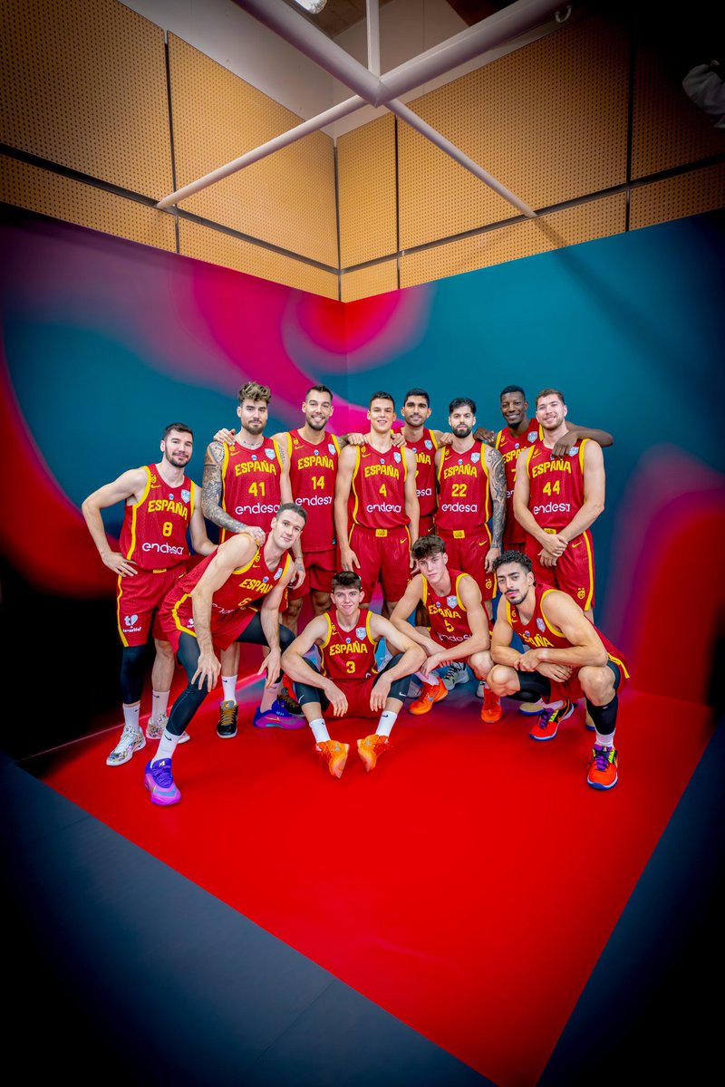 Hoy debutan nuestros muchachos en el EuroBasket

Puede que no sea la mejor Selección que hemos llevado en muchos años y puede que sea de las veces que menos optimista he sido a la hora de afrontar un campeonato

La preparación ha sido la peor en muchos años, pero algo me dice que