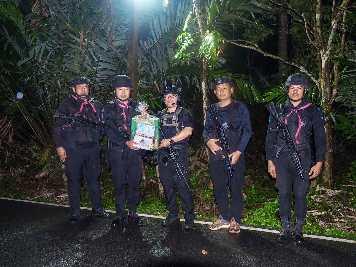 พ.ท.ธนพล ศรีวุฒิพงศ์ รอง ผบ.ฉก.ทพ.22 ตรวจเยี่ยมให้กำลังใจ ชป.จรยุทธ์  ร้อย.ทพ.2204 ในพื้นที่ ต.เมาะมาวี อ.ยะรัง จ.ปัตตานี เพื่อให้คำแนะนำเกี่ยวกับการปฏิบัติภารกิจ เพิ่มความเข้มของการปฏิบัติ 
#หน่วยเฉพาะกิจกรมทหารพรานที่22
#แม่ทัพภาคที่4
#กองทัพภาคที่2