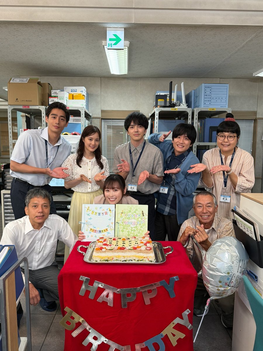 ashitawa_motto's tweet photo. ⋰ 
  本日𝟴月𝟮𝟴日は…🌱
⋱

我らが座長🎉
#福原遥 さんのお誕生日です🎂ˎˊ˗

先日撮影現場で
お祝いさせていただきました👏🏻
ケーキは福原さんの大好きな
「㊙️㊙️㊙️」ケーキです☺️🍴
喜んでくれて良かった〜

素敵な1年になりますように🫧

…
📢【第9話】9/1(月)よる9時
#明日はもっといい日になる https://t.co/C0Do2Hbw0I