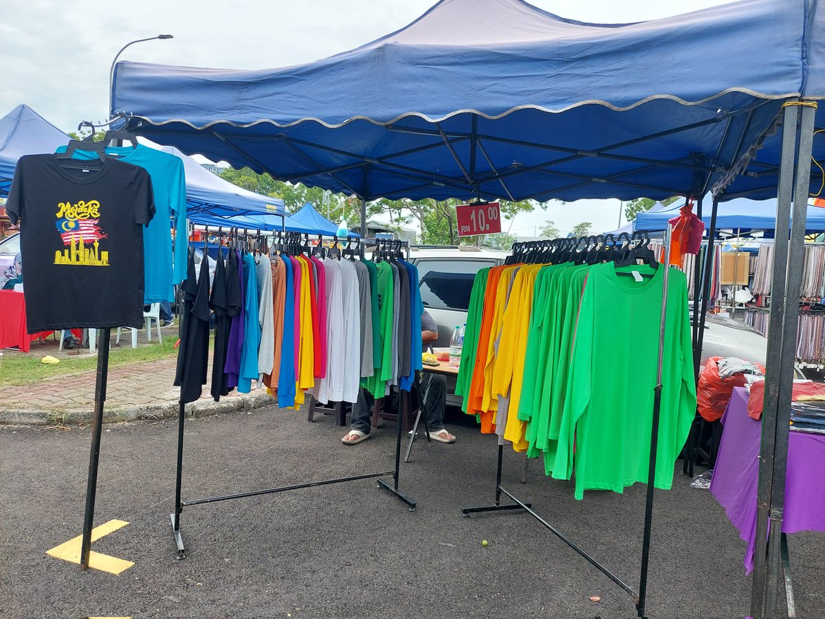 tapi sekarang semua peniaga dah pindah ke tapak baru sebelah Giant Seksyen 13. Tempat lagi luas &amp; parking pun banyak! (Info untuk warga Selangor just incase ada yang tak tahuu hehe)

Ayah jual t-shirt size besar dari size 2XL sampai 6–7XL. Ada juga t-shirt lengan panjang,