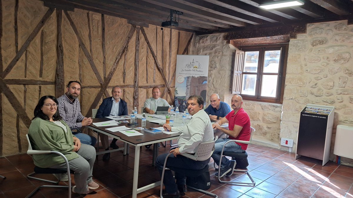 Esta semana nos hemos reunido con el Arzobispado, la Fundación Ars Burgensis y el grupo de acción local Adri Ribera del Duero para generar sinergias y reforzar el proyecto turístico “Te enseño mi pueblo” que compartimos.

#SODEBUR #BurgosRural